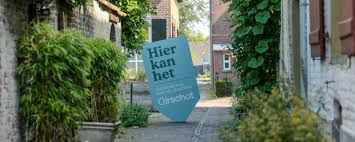 De Kerkstraat met een pijl Hier kan het.