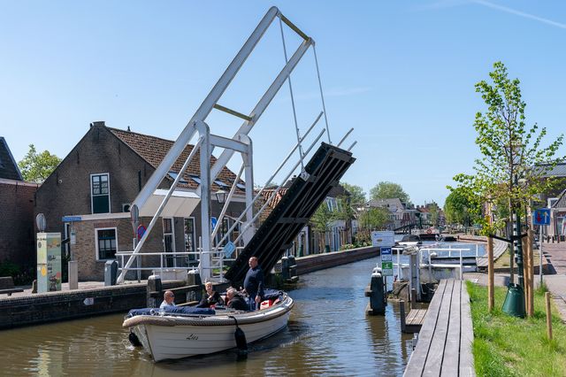 Mensen die een bootje varen in het voorjaar in Schipluiden vlakbij Delft