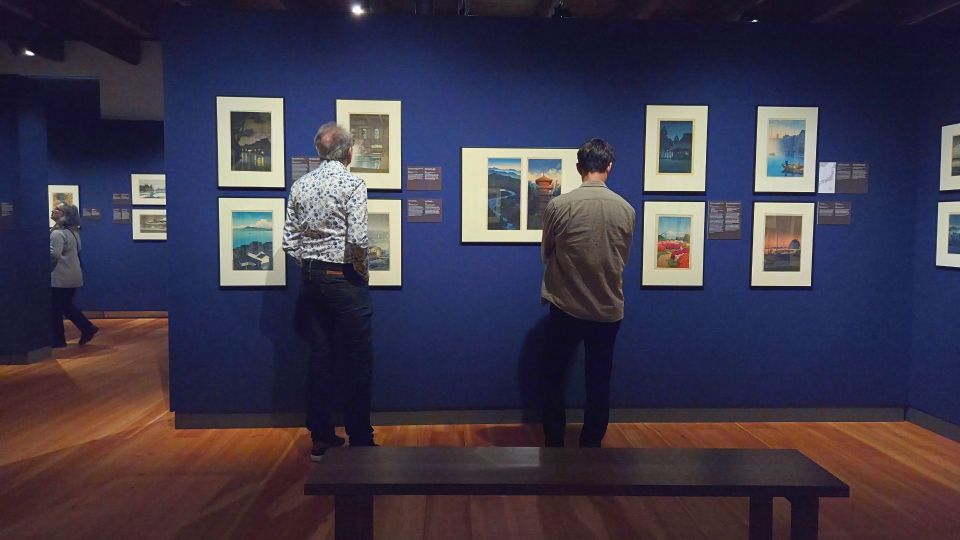 Bezoekers in tentoonstelling Kawase Hasui in Japanmuseum SieboldHuis