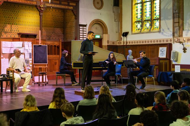 Zangers van de Matteus op het podium in de van Houtenkerk