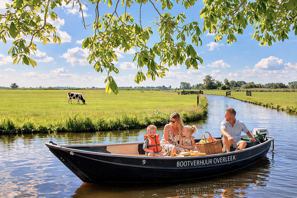 Een gezin die aan het varen is