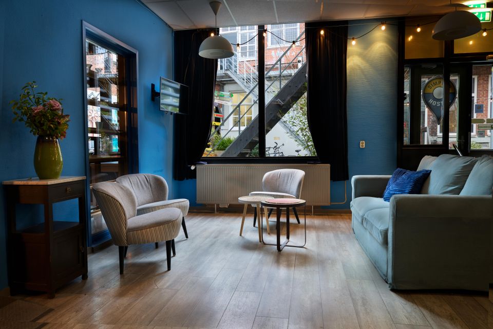 De lounge van Simplon Hostel
