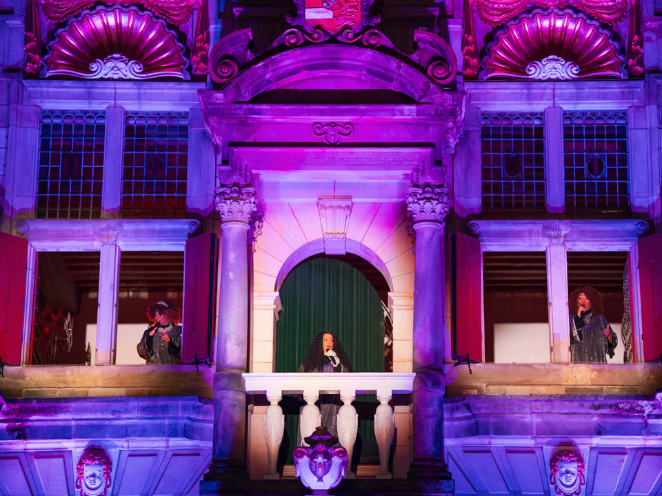 Optredens vanuit de ramen van het Stadhuis in Delft