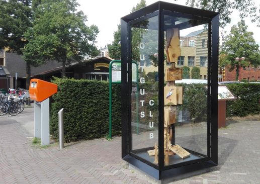 Kunstvitrine voor VVV