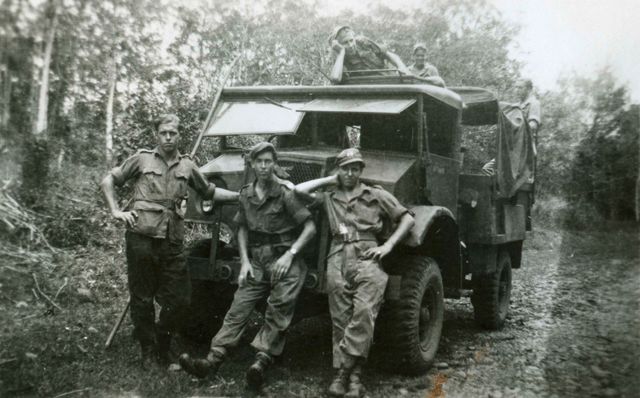 Nederlandse militairen poseren voor een foto in Nederlands-Indië.  