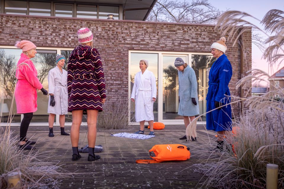 een groep vrouwen in een kring