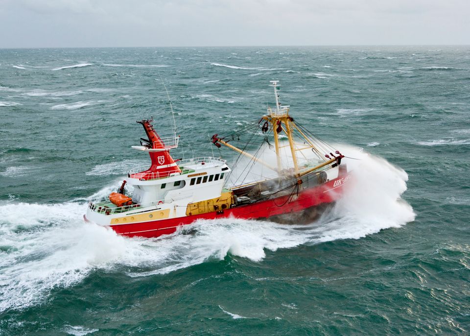 Een kotter van Urk in golvend water, Flevoland