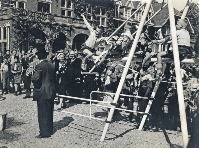 Op 20 mei 1954 deden koningin Juliana en Prins Bernhard tijdens een toer door de Rijnstreek Alphen aan den Rijn aan. Juliana bezocht de Martha-Stichting. Rechts van de koningin burgemeester Witschey van Alphen aan den Rijn.