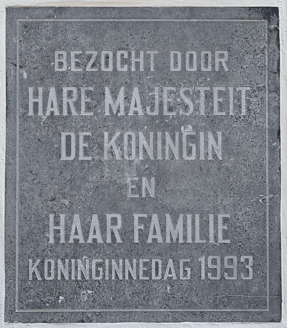 Tromsphuys Vlieland gevelsteen koninklijk bezoek