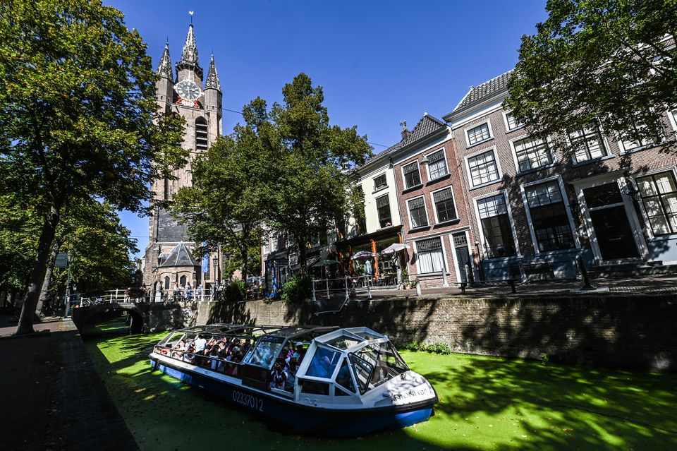 Rondvaartboot in Delftse Grachten