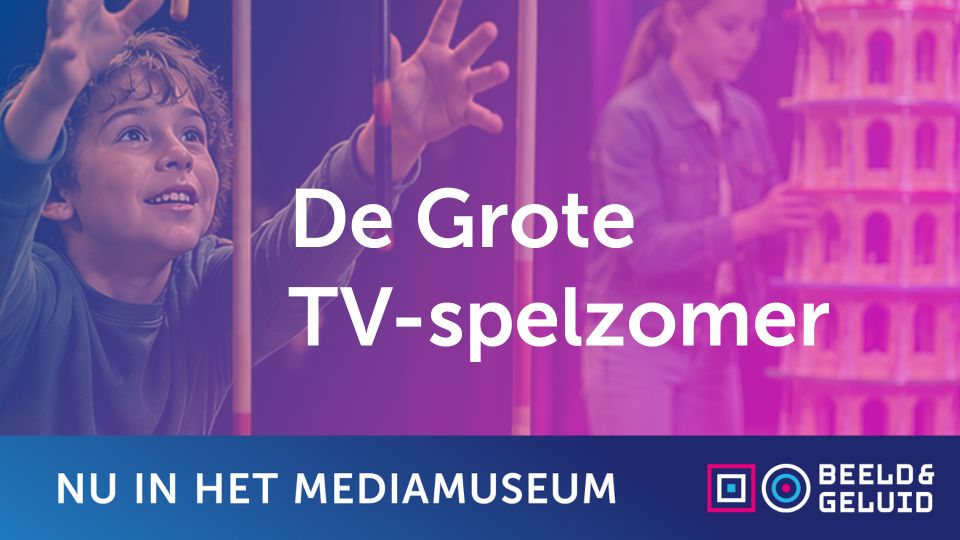 Kindje probeert vallende stok te vangen