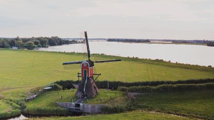 Luchtfoto Buurtermolen van de achterkant in Rijpwetering