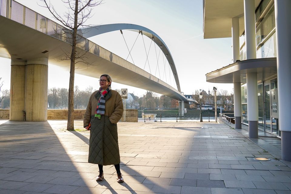 Peggy van Sebillen voor hoge brug plein 1992