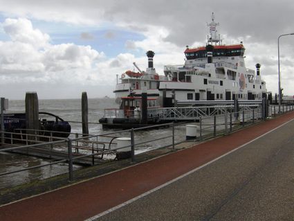 De Sier aan de kade in Ameland. Vooraan ligt de watertaxi van Wagenborg (zie FR39)