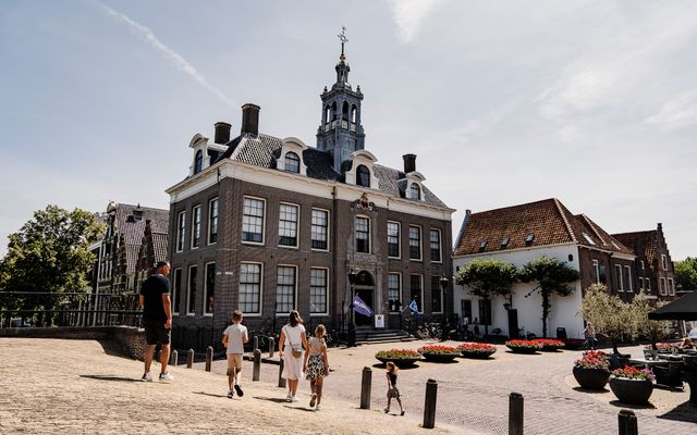 Een gezin die naar de VVV in Edam loopt