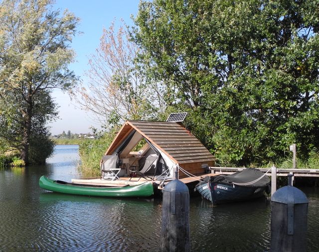Drijfhuisje op het water