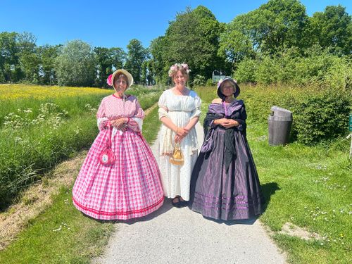 vrijwilligers in kostuum op Borg Verhildersum