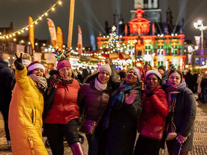 Vrouwen die het gezellig hebben tijdens lichtjesavond