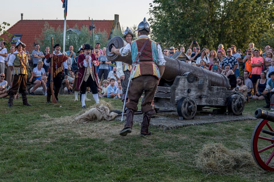 Kanongebulder in Sloten waarbij de stadsschutterij het kanon van Sloten afschiet op het molenerf van Korenmolen de Kaai.
