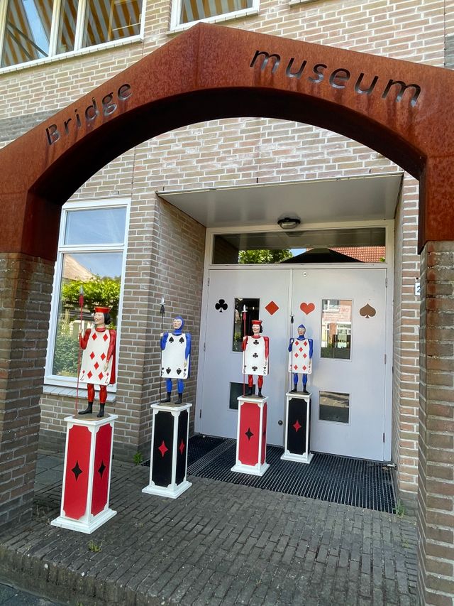 Foto entree Bridgemuseum met kaartmannen