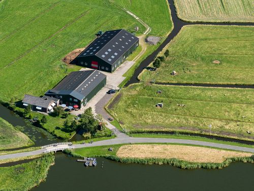 Luchtfoto van Schapenhouderij Lammes-Hopman  in Uitdam