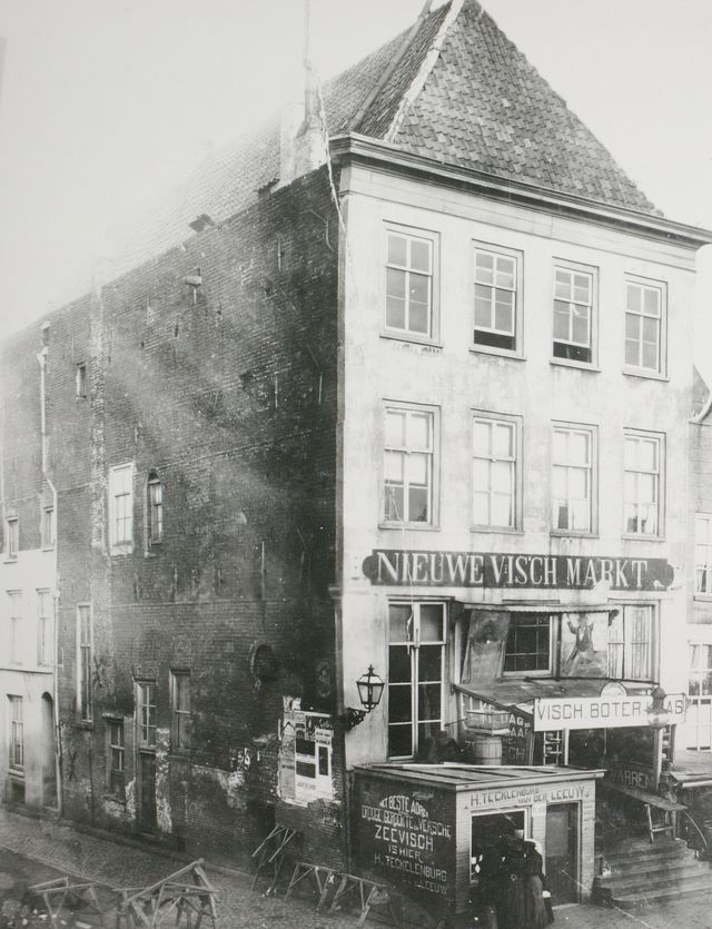 Het huis Roodenburg, hoek Marktstraat. Op het moment van fotograferen staat op het pand: Nieuwe Visch Markt (1908).