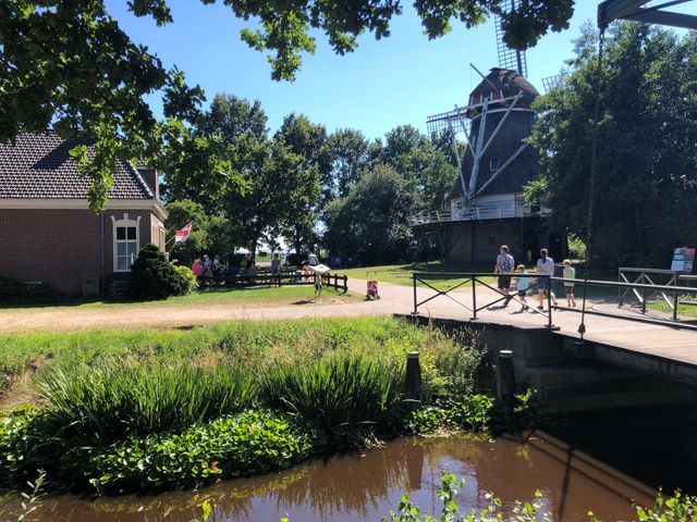 In het Veenpark ontdek je het bijzondere veenlandschap van Zuidoost-Drenthe. Wandel langs historische gebouwen, turfvelden en het water en beleef hoe mensen vroeger in het veengebied leefden en werkten.