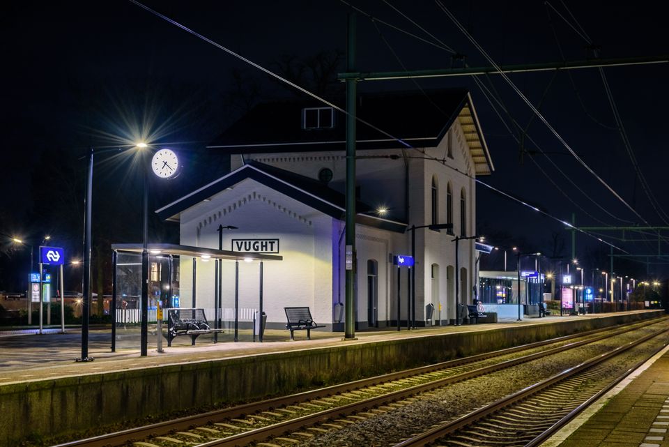 Treinstation Vught in de avond
