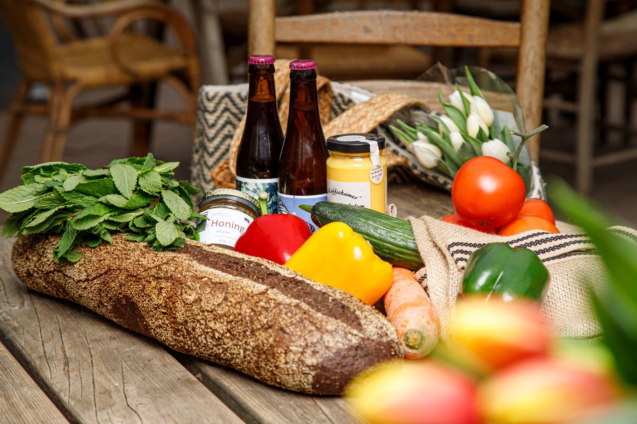 Tafel gevuld met streekproducten
