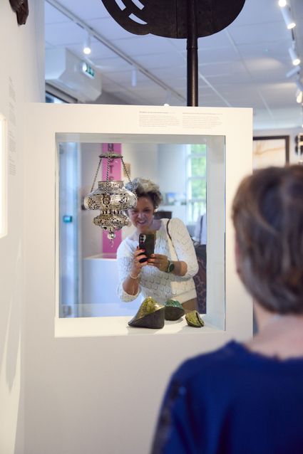 Museum IJsselstein, Groene Hart, bezoekers bekijken een historische tentoonstelling met museumobjecten en interactieve presentatie in het sfeervolle stadsmuseum.