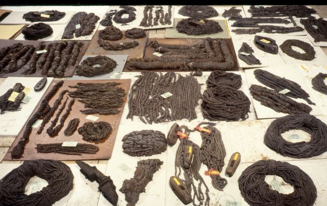 Touwmuseum Oudewater, Groene Hart, provincie Utrecht, overzicht van historische scheepstouwen en archeologisch touwwerk uit een scheepswrak uitgestald op tafels als maritiem erfgoed en collectiepresentatie.