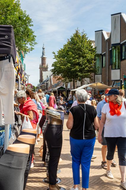 Sfeerbeeld van winkelende mensen tijdens de jaarlijkse toeristenmarkt in Katwijk aan Zee