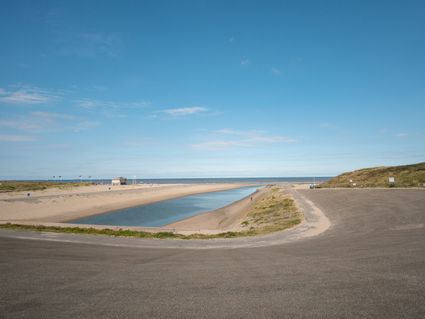 De Uitwatering in Katwijk, waar de Oude Rijn in zee stroomt.