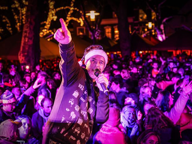 Bassie de DJ van de Beestenmarkt tijdens Lichtjesavond