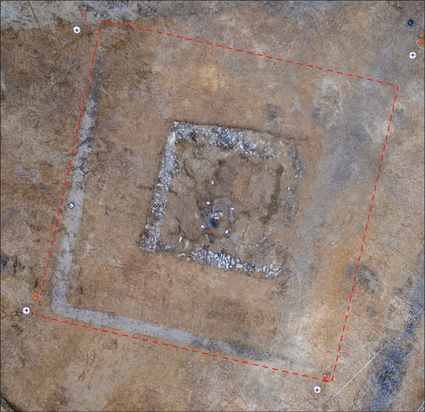 De contouren van een Romeins grafmonument met omliggende greppel.
Bron: Groot & De Kort 2021