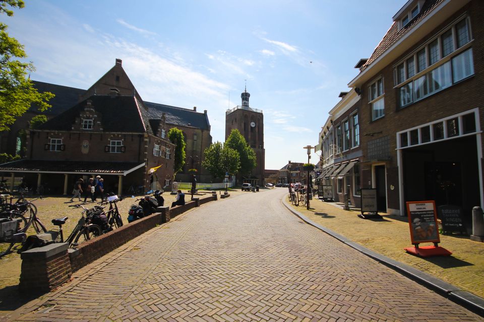 foto vanaf de weg in het centrum van workum