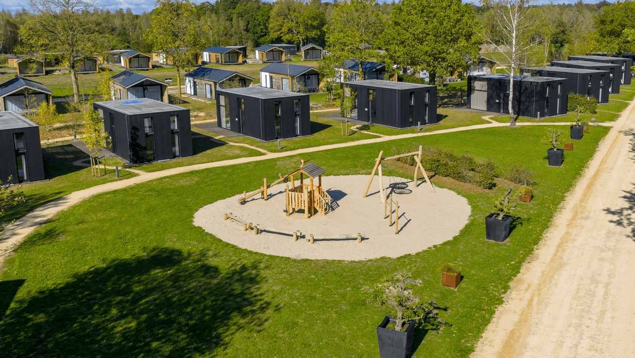 Overzichtsfoto van boven met vakantielodges in groene omgeving