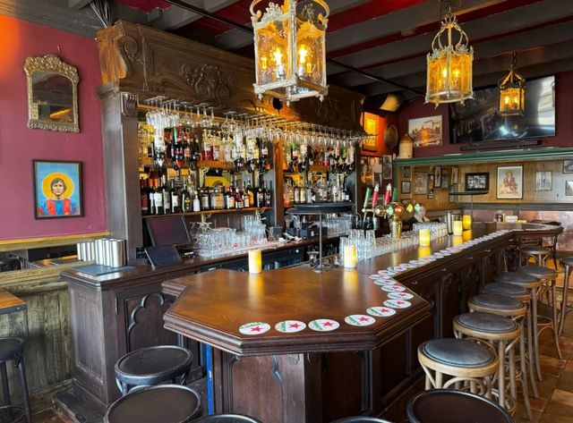 De bar van Drinkhuis Piet de Leeuw