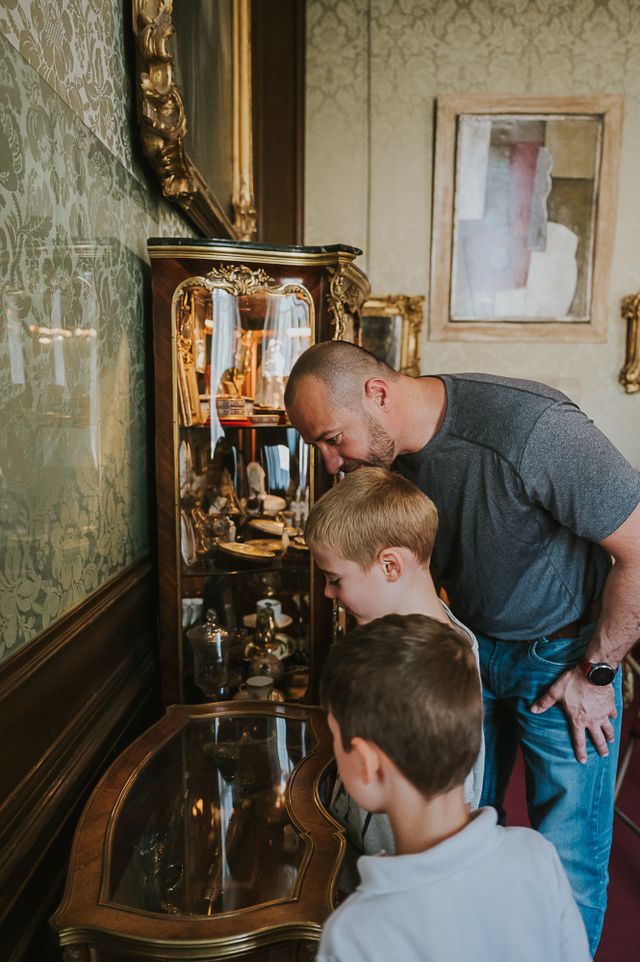 Gezin bekijkt het oude interieur van Huis Doorn