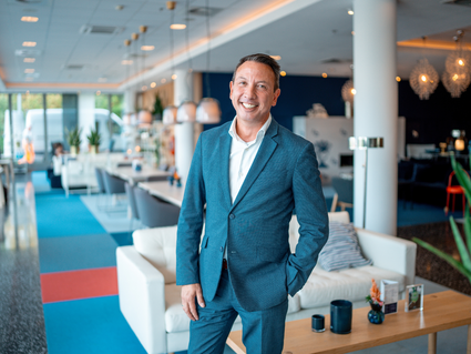 UITvergroot John Patrick Vermulst in de lobby van het Westcord Hotel in Delft