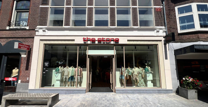 Kledingwinkel The Stone, Woerden, Groene Hart, modewinkel met grote etalages, zomerkleding op paspoppen en open entree aan de winkelstraat in het centrum.