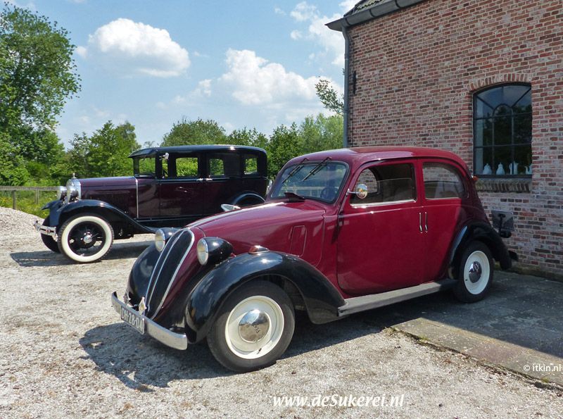 Oude automobielen opgesteld voor het museum