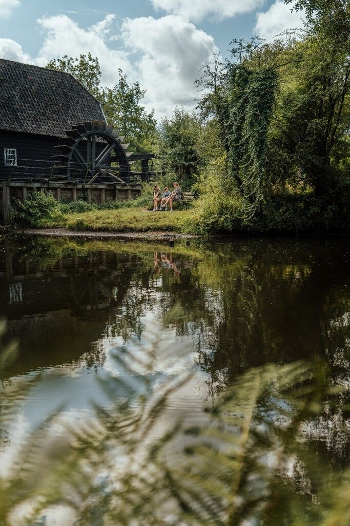 Mensen die bij de Genneper Watermolen zitten