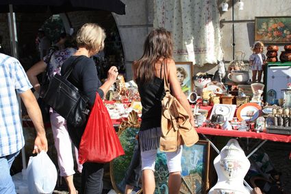 Mensen op rommelmarkt