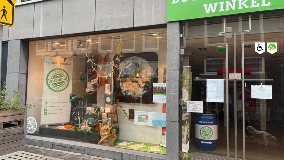 Etalage van de Duurzaamheidswinkel in Woerden met informatie over duurzaam leven, zero waste en lokale initiatieven in het Groene Hart.