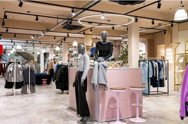 Interieur van de kledingboetiek.