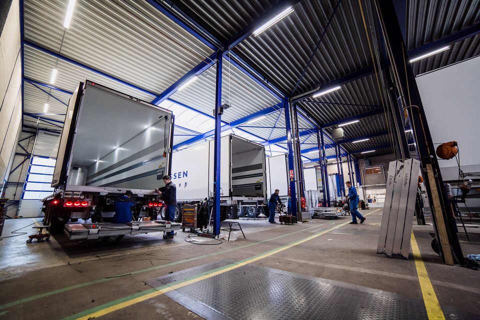 Vrachtwagens in een loods in Zeewolde, Flevoland
