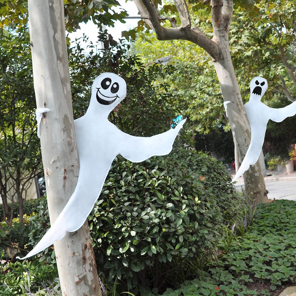 Halloweenversiering met twee witte spoken tussen de bomen, passend bij de Halloweenactiviteiten voor kinderen bij De Oortjeshoeve in Kamerik.