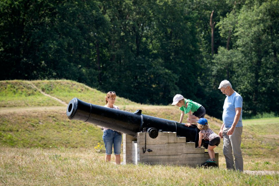 Kinderen klimmen op kanon