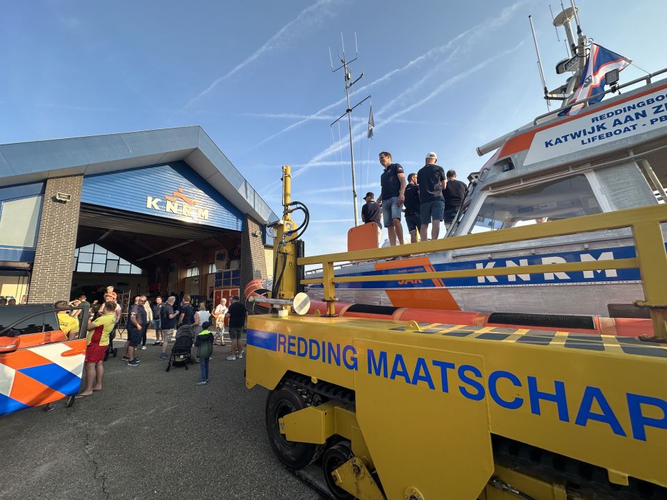 Boothuis en trailer met reddingsboot in Katwijk